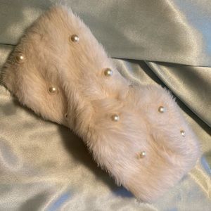 ❄️ Betsy Johnson faux fur pearl headband.